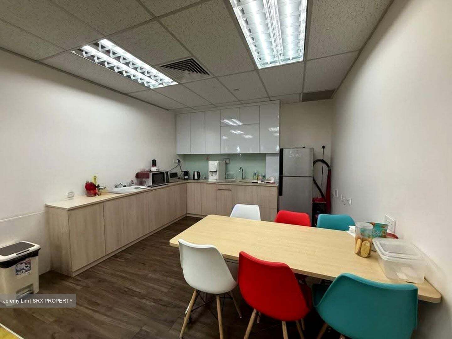 Palais Renaissance (D9), Office #632373391